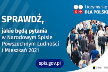 Po lewej stronie grafiki jest napis: sprawdź, jakie będą pytania w Narodowym Spisie Powszechnym Ludności i Mieszkań 2021. W prawym górnym rogu są cztery małe koła ze znakami dodawania, odejmowania, mnożenia i dzielenia, obok nich napis: Liczymy się dla Polski! Poniżej widać zdjęcie tłumu ludzi. Na dole pośrodku jest napis: spis.gov.pl. W prawym dolnym rogu jest logotyp spisu: dwa nachodzące na siebie pionowo koła, GUS, pionowa kreska, NSP 2021.