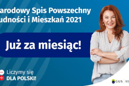 W lewym górnym rogu jest napis Narodowy Spis Powszechny Ludności i Mieszkań 2021. Na środku grafiki jest granatowy pasek z napisem Już za miesiąc! Po prawej stronie widać uśmiechniętą kobietę. W lewym dolnym rogu grafiki są cztery małe koła: dwa białe ze znakami dodawania i odejmowania, pod spodem dwa czerwone ze znakami mnożenia i dzielenia, obok nich napis Liczymy się dla Polski! W prawym dolnym rogu jest logotyp spisu: dwa nachodzące na siebie pionowo koła, GUS, pionowa kreska, NSP 2021.